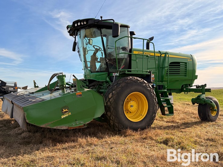 2021-john-deere-w235-image-1