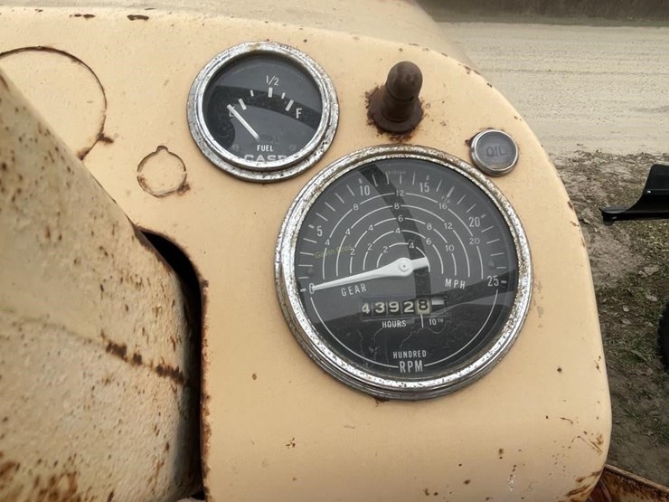 case-730-comfort-king-tractor-image-8