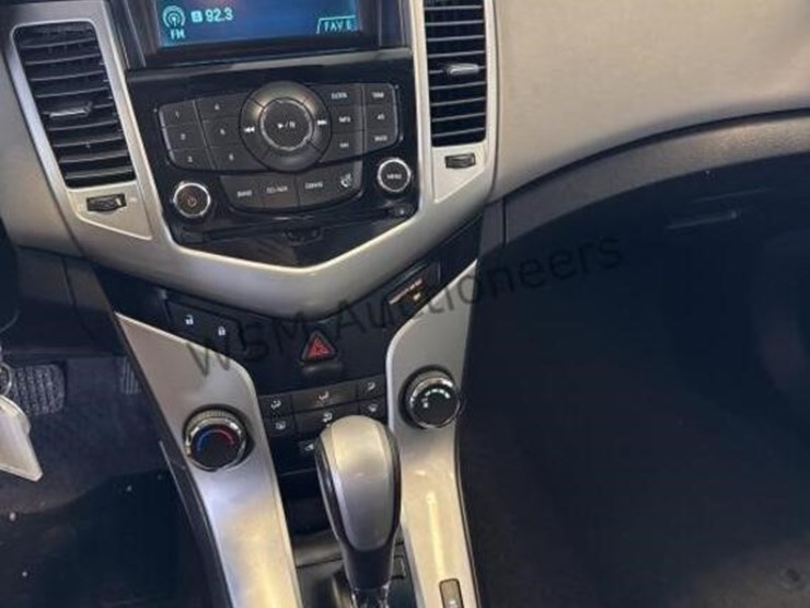 2011-chevrolet-cruze-lt-sdn-image-19