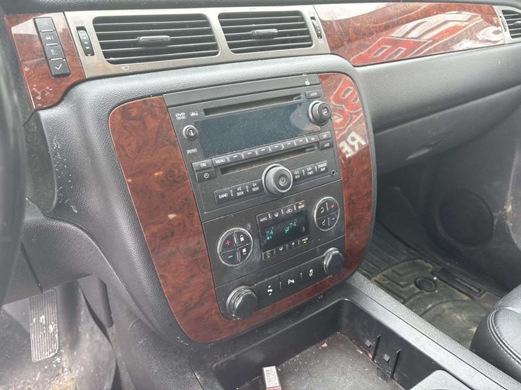 2013-chevrolet-tahoe-image-21