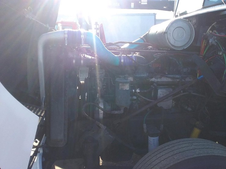 1996-freightliner-fld120-image-38