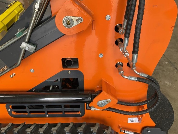 #1005-•-new-land-hero-ldh-t460-mini-track-skid-steer-loader-image-12