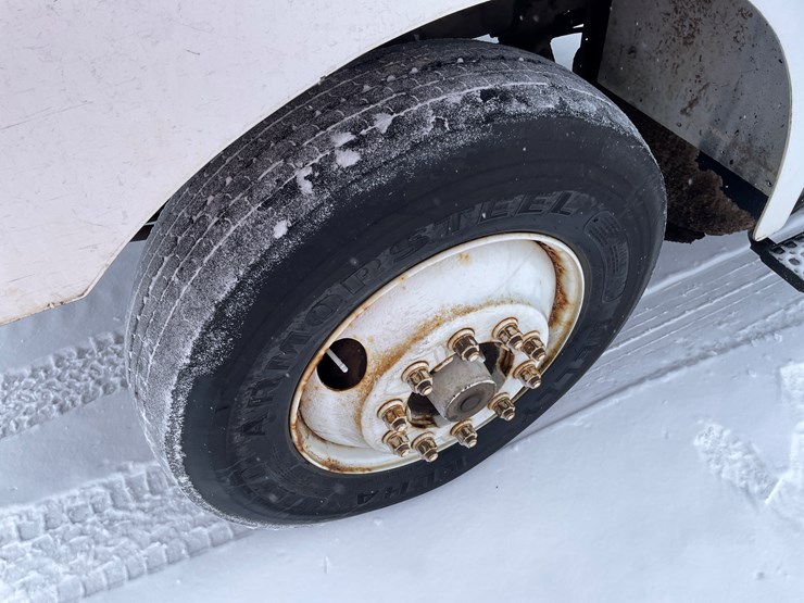 #1161-•-1996-volvo-truck-tractor-(has-mn-title)-image-9