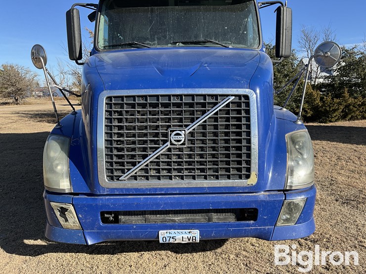 2006-volvo-vnl-sleeper-t/a-truck-tractor-image-11