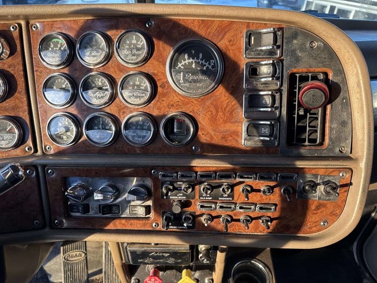 2001-peterbilt-379-image-37