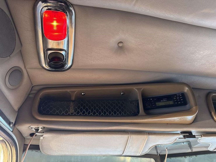 2001-peterbilt-379-image-41