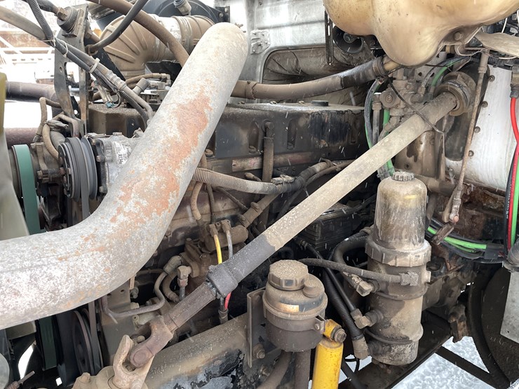 #1161-•-1996-volvo-truck-tractor-(has-mn-title)-image-15