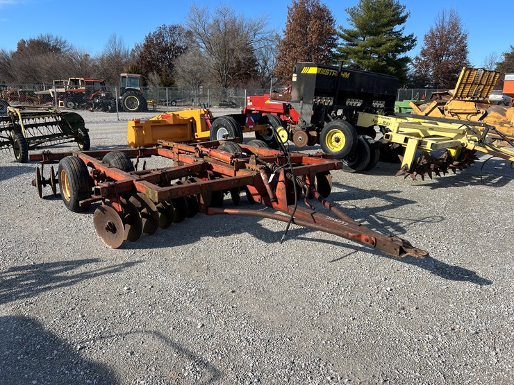 massey-ferguson-820-image-1