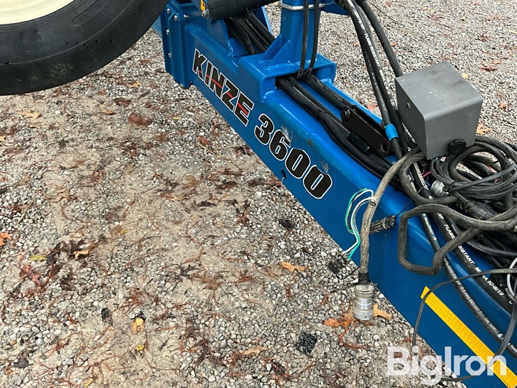 2012-kinze-3600-image-17