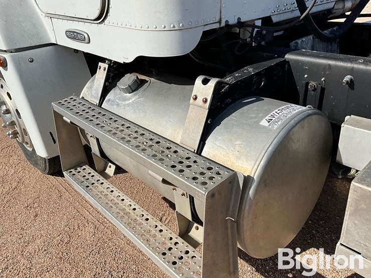 2000-freightliner-fld112-image-11