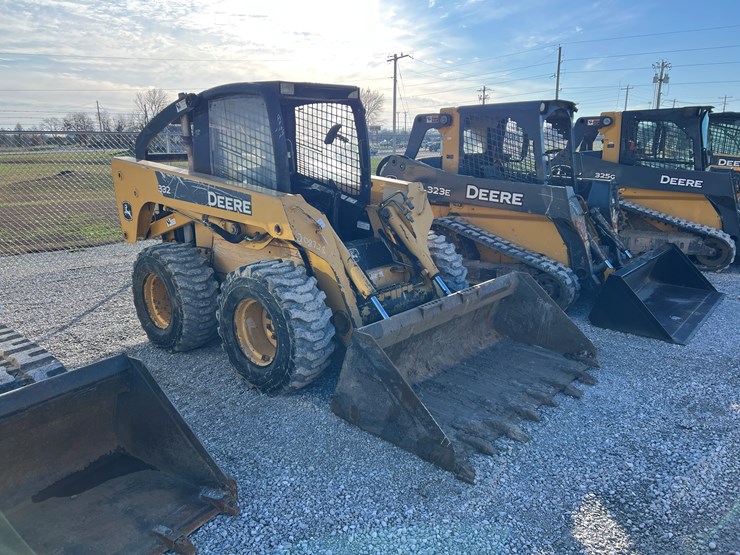 john-deere-332-image-1