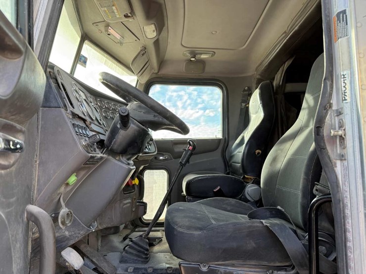 2015-peterbilt-389-image-5