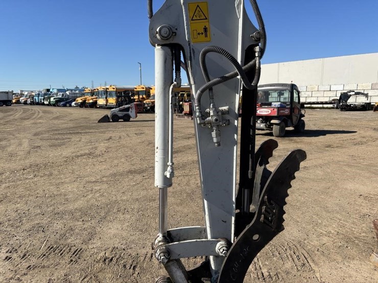 takeuchi-tb240-image-17