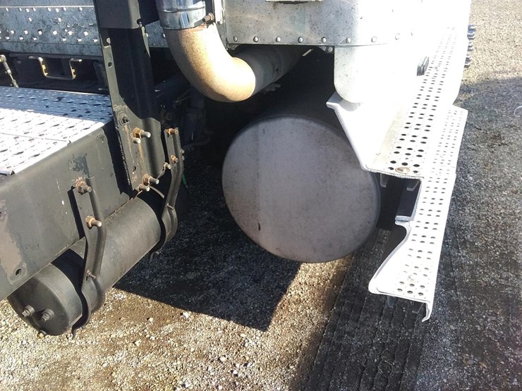 1996-freightliner-fld120-image-20