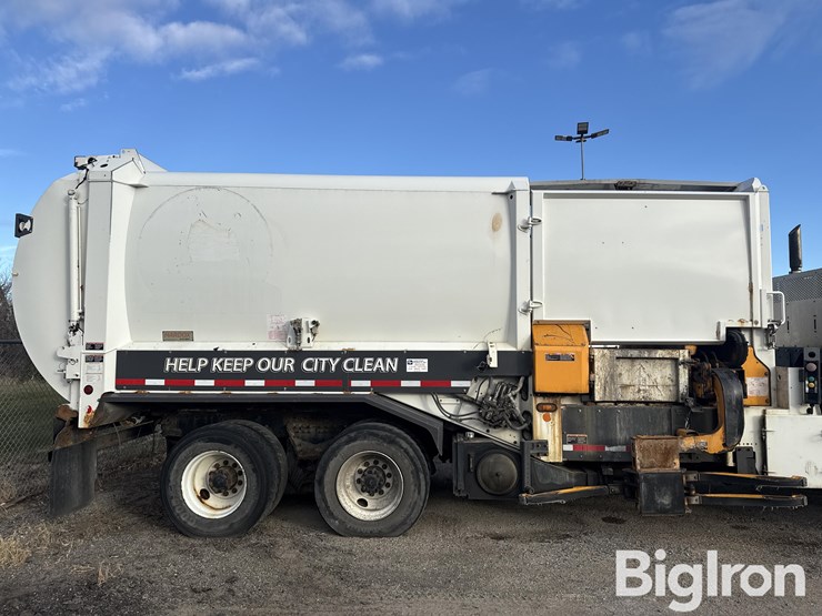 2015-peterbilt-320-image-17