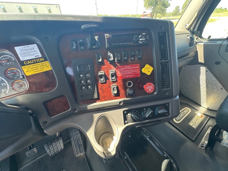 freightliner-m2-106-image-15