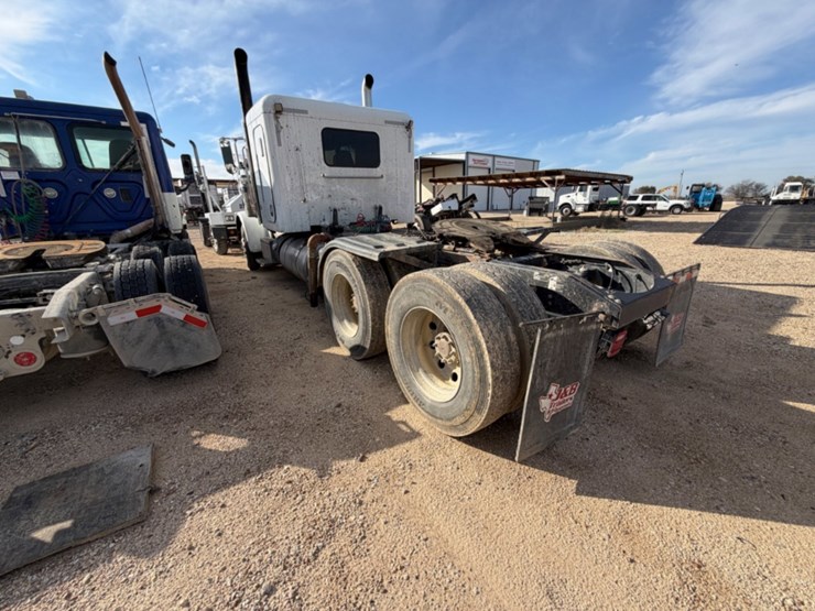 2016-peterbilt-389-image-7