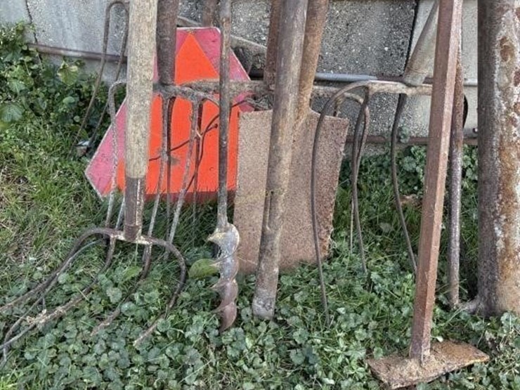 wagon-toque-&-yard-tools-image-2