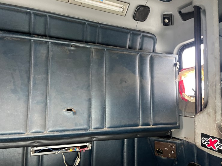 #1154-•-1996-freightliner-truck-tractor-(has-mn-reconstructed-title)-image-45