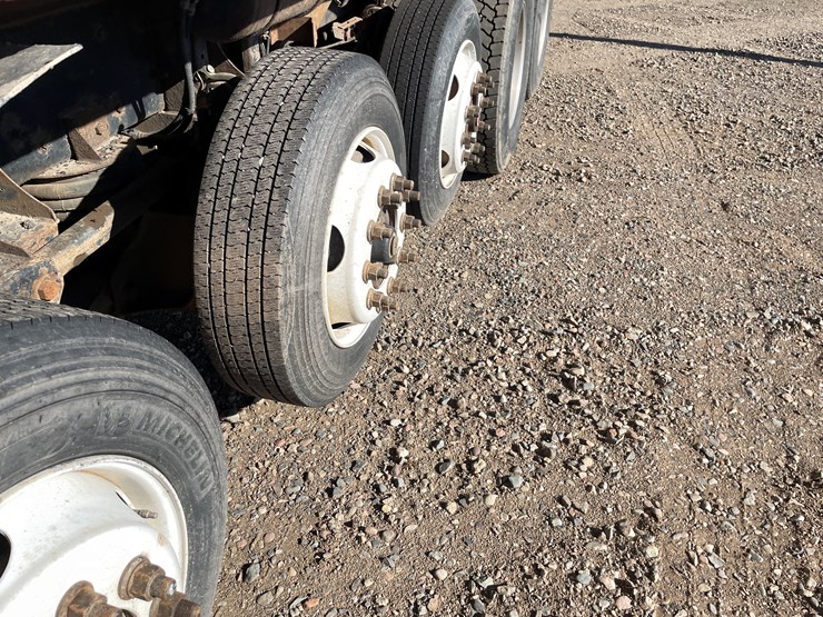 #1110-•-2002-international-5500i-6x4-dump-truck-(has-mn-title)-image-10