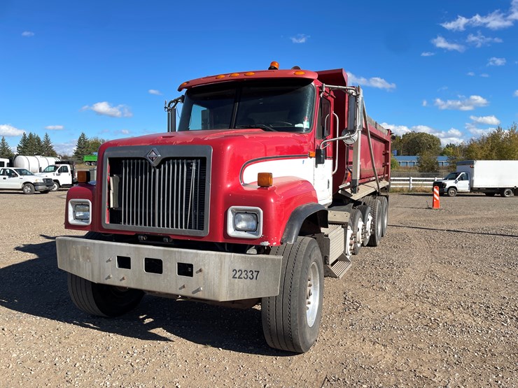 #1110-•-2002-international-5500i-6x4-dump-truck-(has-mn-title)-image-1