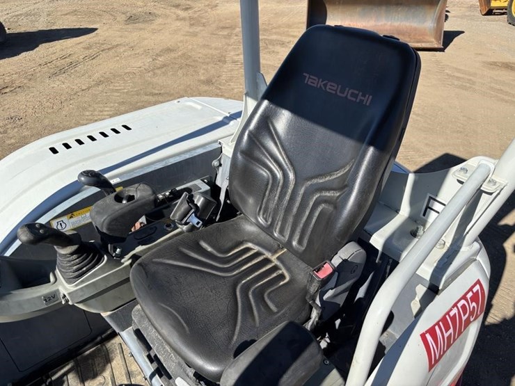 takeuchi-tb240-image-26