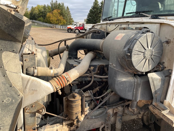 #1107-•-1994-international-truck-tractor-(has-mn-title)-image-17