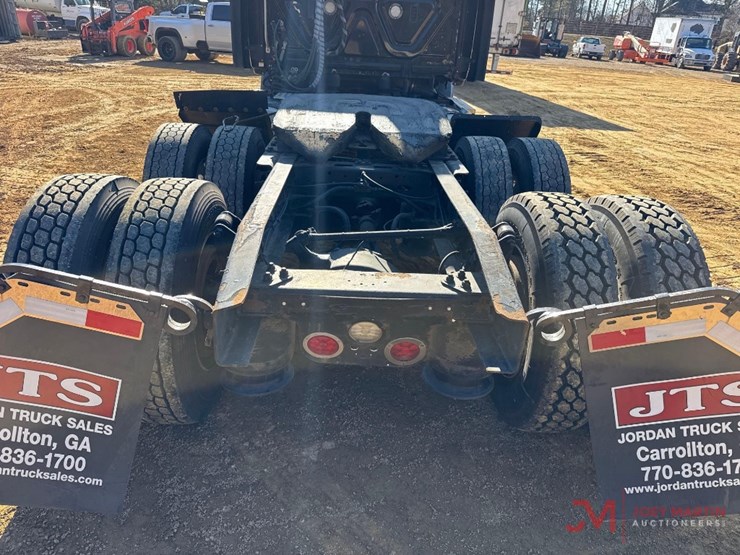 2084-freightliner-cascadiaday-cab-truck-tractor-image-14