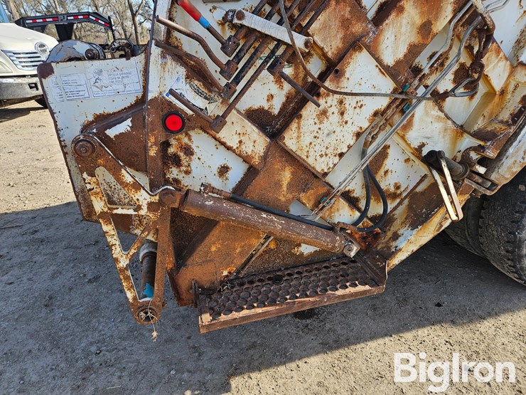 international-4900-image-14