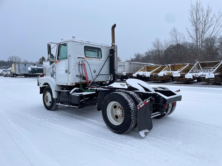 #1161-•-1996-volvo-truck-tractor-(has-mn-title)-image-3