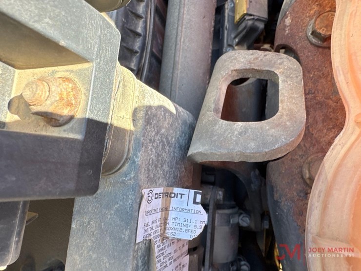 2084-freightliner-cascadiaday-cab-truck-tractor-image-19