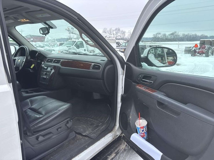 2013-chevrolet-tahoe-image-18