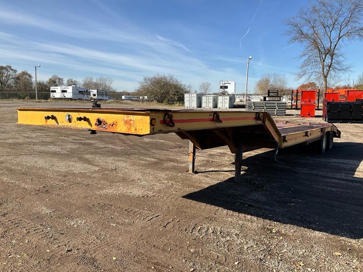 #2100-•-1967-beaver-flatbed-semi-trailer-image-1