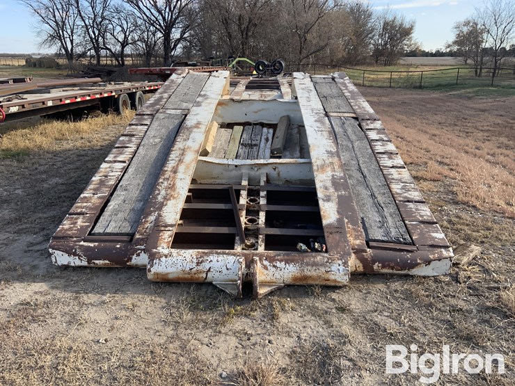 1976-holt-hlf-70-quad/a-folding-neck-trailer-image-2