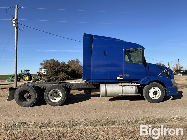2006-volvo-vnl-sleeper-t/a-truck-tractor-image-4