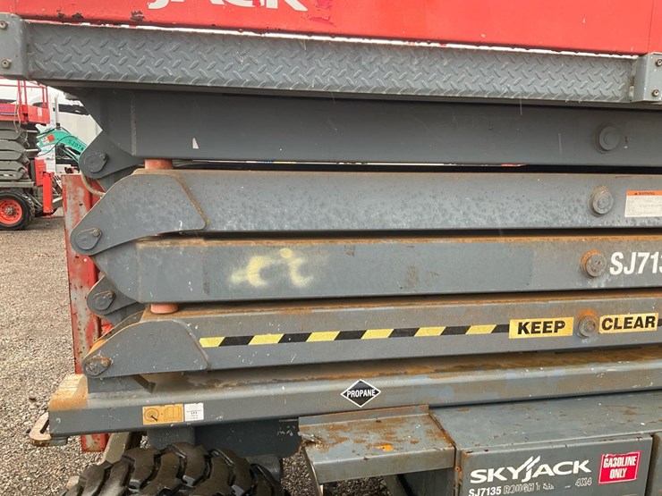 skyjack-sj7135rt-image-40