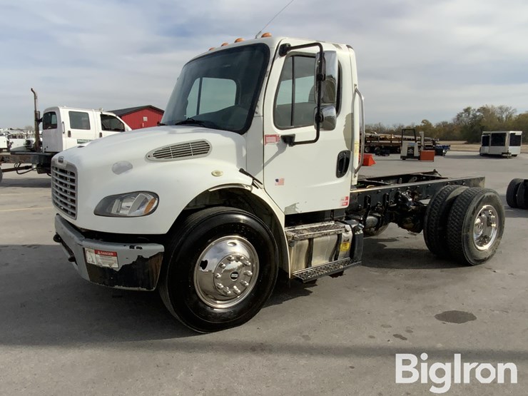 freightliner-m2-106-image-1