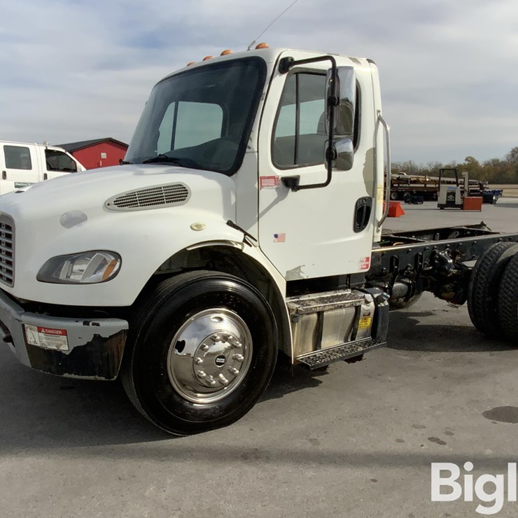 FREIGHTLINER M2 106