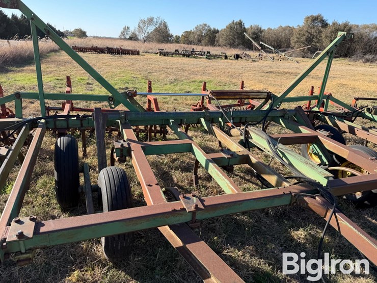 john-deere-25-image-13