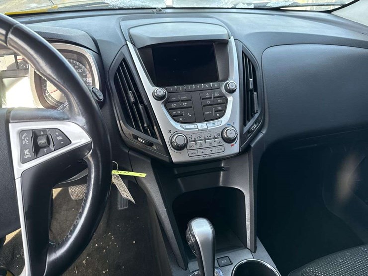 2015-chevrolet-equinox-lt-image-16