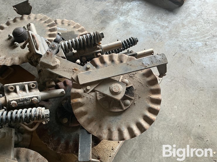 yetter-fertilizer-opening-disks-image-12