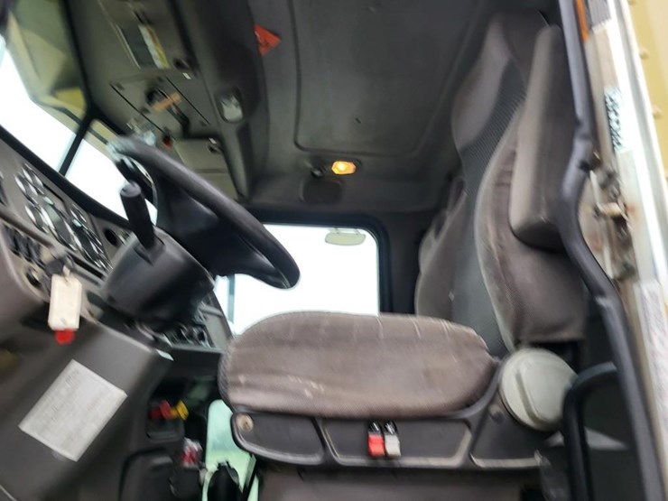 2012-peterbilt-386-image-43