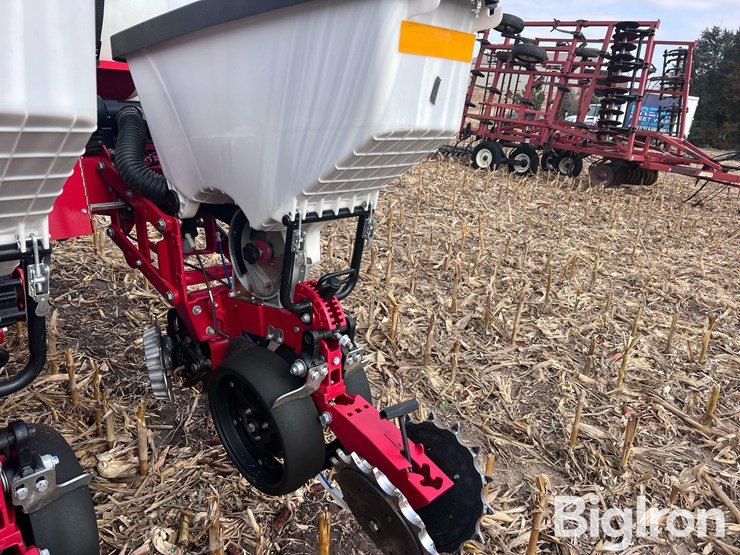 2018-white-9200-12r30”-front-fold-planter-image-20