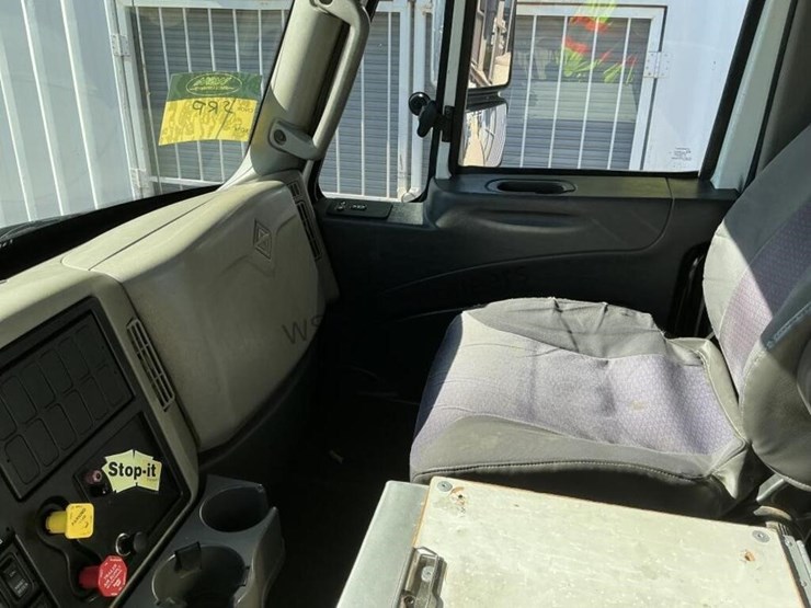 2013-international-7400-image-27