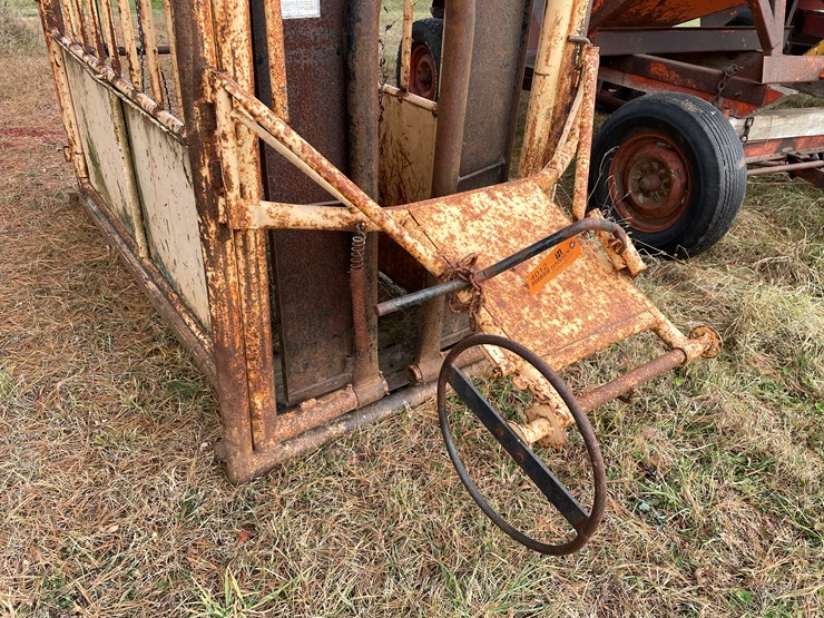 #207-•-for-most-cattle-chute-with-head-gate-(boyceville,-wi)-image-9