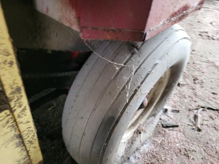 new-holland-851-image-13