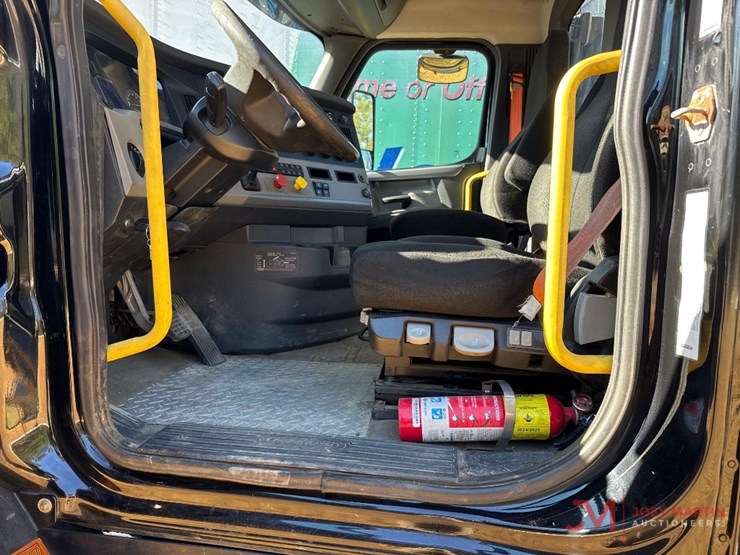 2084-freightliner-cascadiaday-cab-truck-tractor-image-20