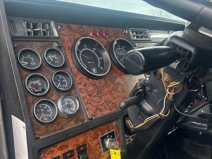 1999-kenworth-t800-image-21