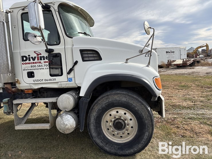 2003-mack-cv500-tri/a-concrete-transit-truck-w/bridgemaster-booster-image-15