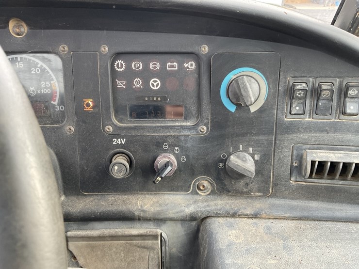 caterpillar-725-image-11